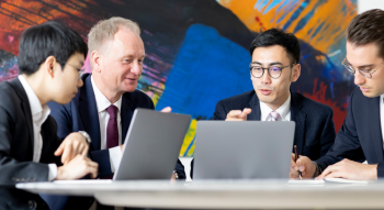 brandcom werbeagentur frankfurt koeln muenchen essen referenzen saxenhammer mitarbeiter meeting teaser