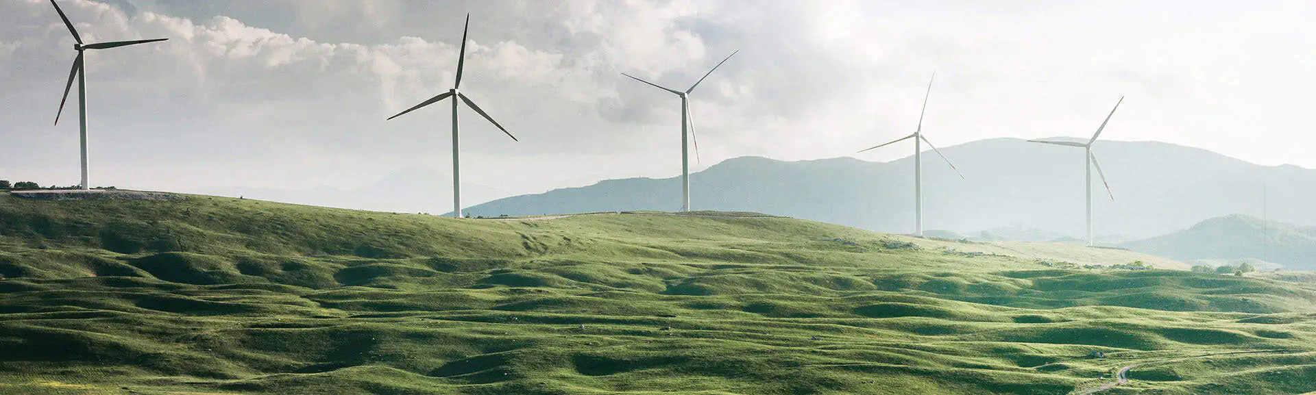 wolkige Windpark Landschaft