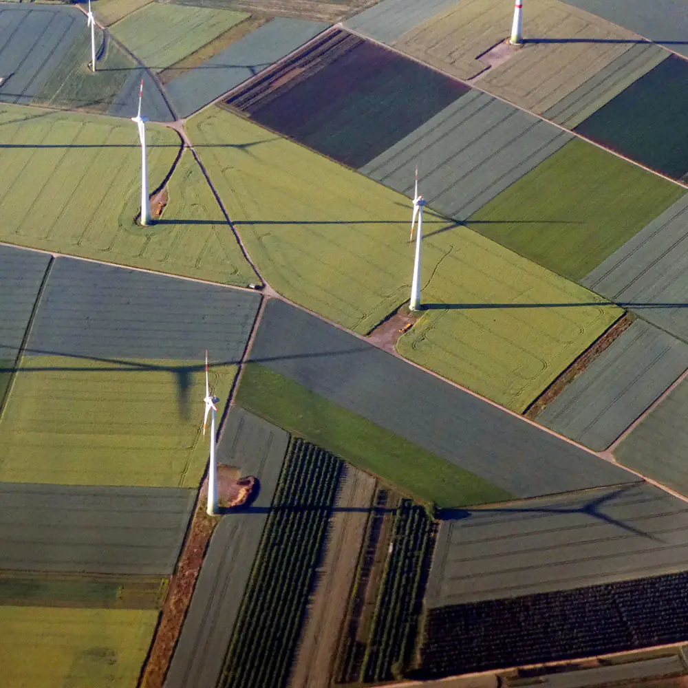 Windpark auf Feldern von oben