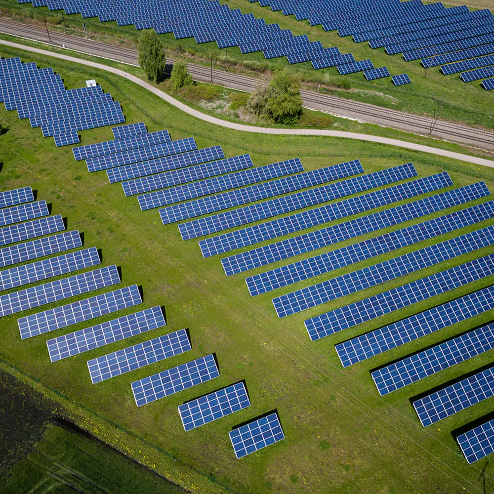 Solarpark auf Feld aus Vogelperspektive