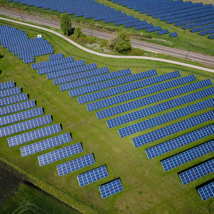 Solarpark auf Feld aus Vogelperspektive