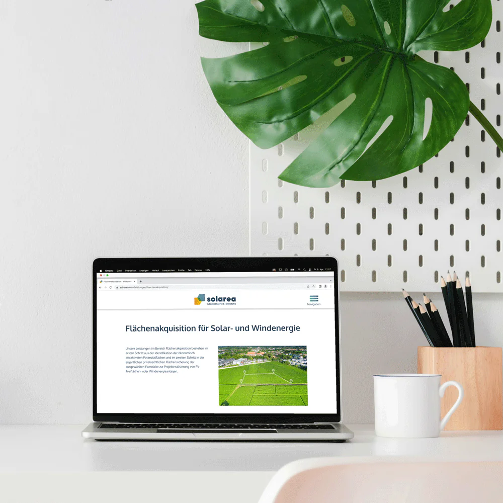 solarea website auf Laptop mit Pflanze in Hintergrund