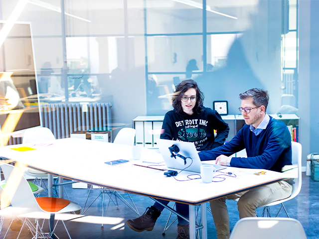 brandcom full service werbeagentur koeln Banjamin Huber und Mascha Behr im Meeting
